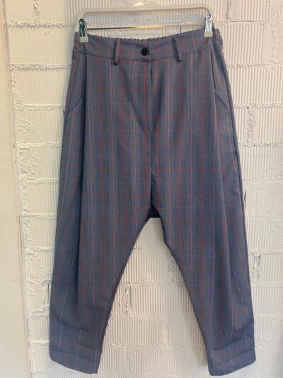Pantalón boyfriend marino a cuadros